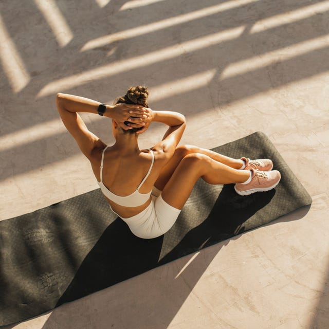woman doing sit ups