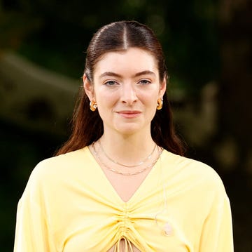 lorde just shared a naked bath selfie, because why not